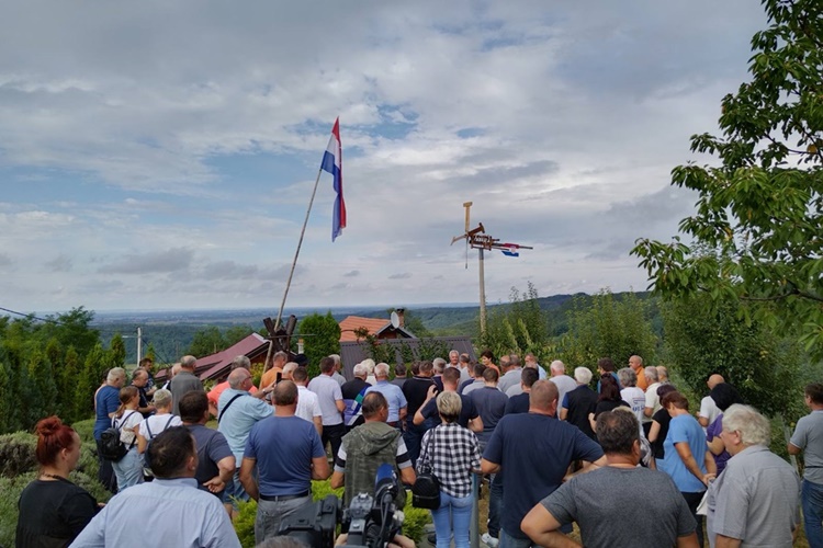 TRADICIJA JE NASTAVLJENA Na topličkom Višogradu podignut klopotec – ceremoniju ni ove godine nije propustila gradonačelnica Ratković, ali ni župan Stričak