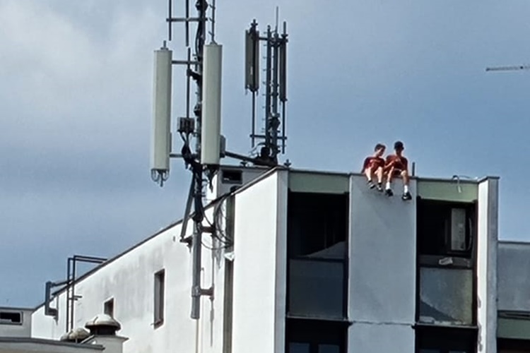 ZASTRAŠUJUĆI PRIZOR U ZAGREBU Djeca sjedila na vrhu nebodera, građani u šoku!