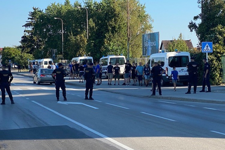 8000 navijača, 21 baklja, policija zadovoljna – utakmica s Dinamom prošla bez incidenata