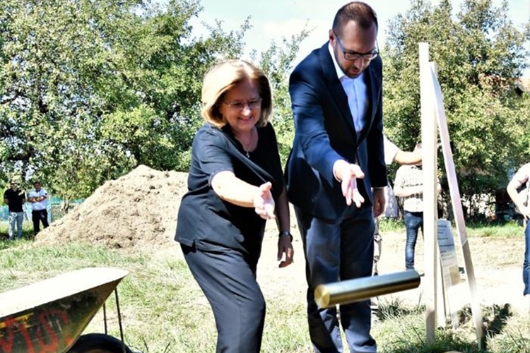 Tomašević položio kamen temeljac za novi vrtić i najavio izgradnju njih još 12