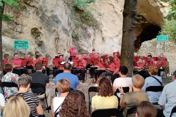U prekrasnom ambijentu Starog grada održan tradicionalni Ljetni koncert Gradskog puhačkog orkestra Krapina