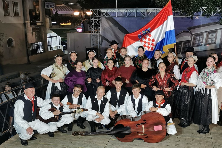 PROMOTORI TRNOVEČKOG KRAJA KUD „Mak“ Trnovec oduševio na gostovanju na Festivalskim danima u Ohridu