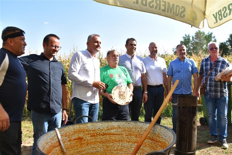 VATRU GASI, PEKMEZ SPASI Župan Kolar otvorio 11. Pekmezijadu u Dugoj Međi i u rujnu najavio takvu manifestaciju i u Krapinsko-zagorskoj županiji!