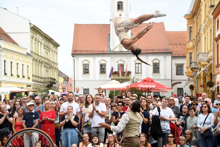 FOTOGALERIJA Barokni grad živi „sto na vuru”: performeri i špancireri zauzeli gradsku jezgru