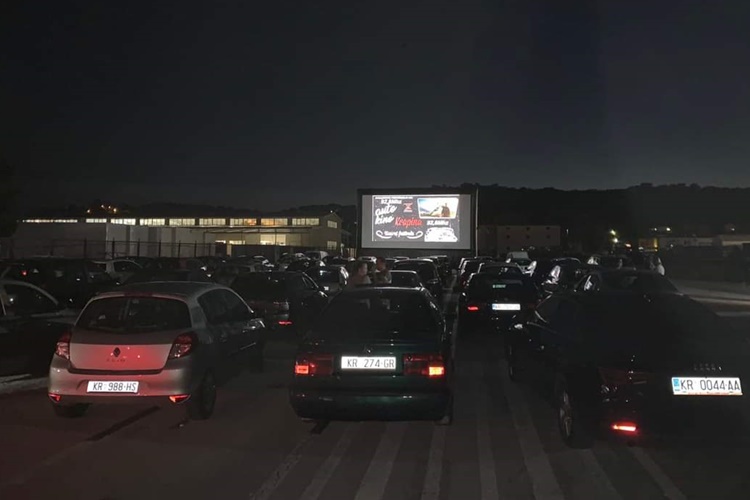 Autokino u Mihaljekovom Jarku okupilo brojne filmoljupce – S kokicama u automobilu ili na dekici pod zvjezdanim nebom uživali u projekciji filma