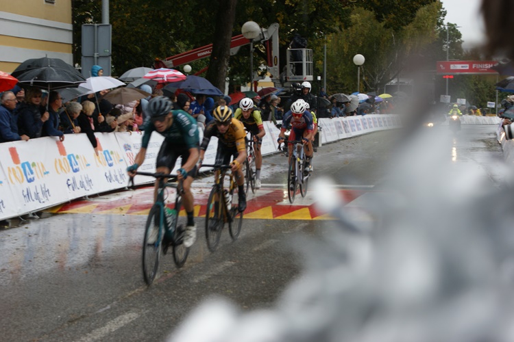 Iako ih je dobrano oprala kiša najbolji svjetski biciklisti uspješno su stigli u Ludbreg na cilj prve etape CRO Racea