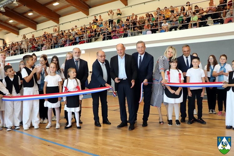 Na prvi dan škole župan Koren u Rasinji svečano otvorio sportsku dvoranu vrijednu preko 16 milijuna kuna