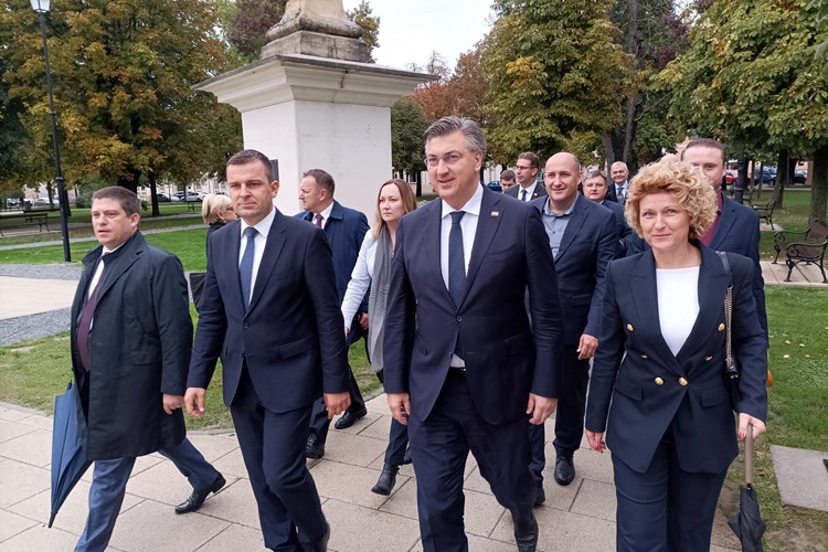 Premijer Plenković: Vlada nastavlja pomagati u opremanju bjelovarske bolnice i izgradnji brze ceste!