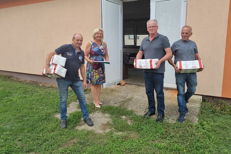 Pčelarima s područja općine Trnovec Bartolovečki doniran šećer, a oni školama u Trnovcu i Šemovcu donirali med