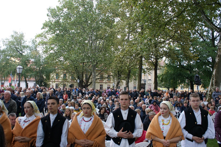 FOTO Brojni vjernici okupili se na misi povodom svečanog jubileja Varaždinske biskupije – euharistijsko slavlje predvodio kardinal Bozanić
