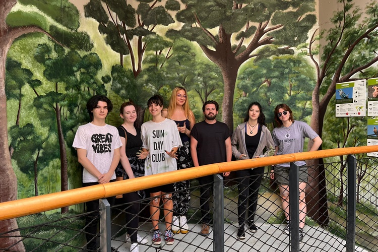 Iza prekrasno oslikanih zidova nove nastambe za ptice Zoološkog vrta stoje zagrebački učenici