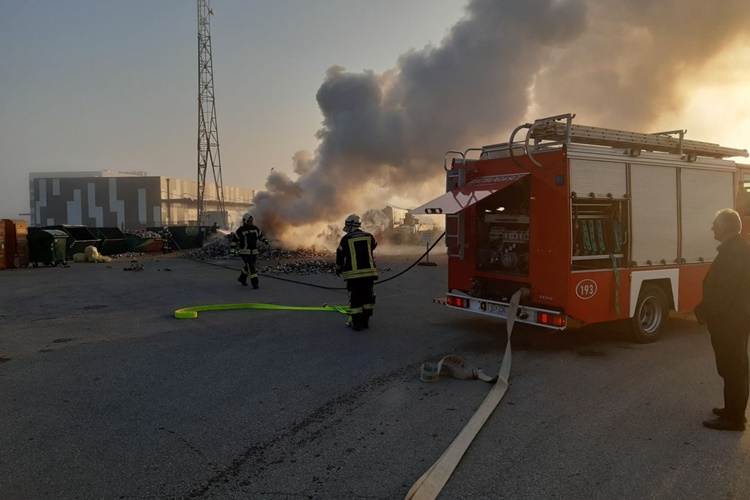 DVOJE RADNIKA OZLIJEĐENO Buknuo požar na zapuštenom pogonu u Bjelovaru