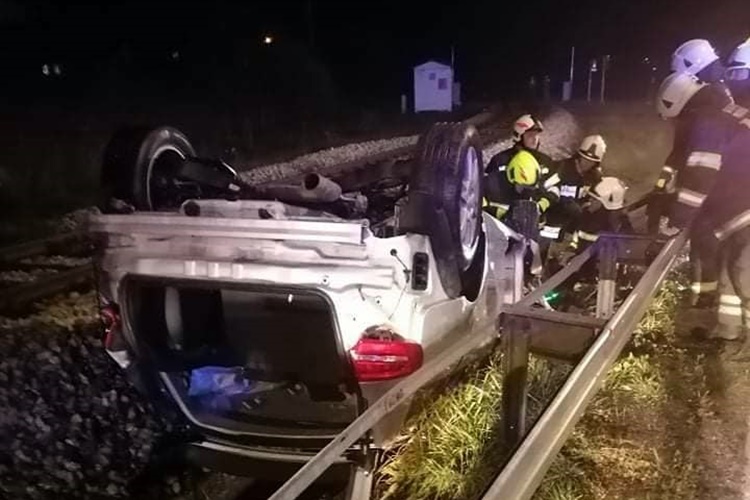 Teška prometna nesreća kod Novog Marofa – auto na krovu, intervenirali i vatrogasci