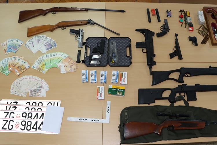 Rezultat velike policijske akcije u Varaždinskoj županiji; pronađena hrpa droge, novca i oružja, četvorica uhićenih