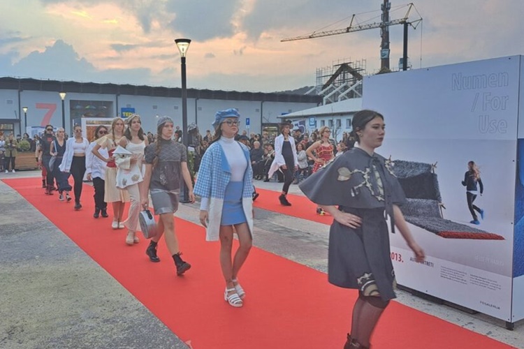 FOTO: ZAGORSKI MODNI VREMEPOLOV – modna revija sadašnjih i bivših učenika ŠUDIGA Zabok