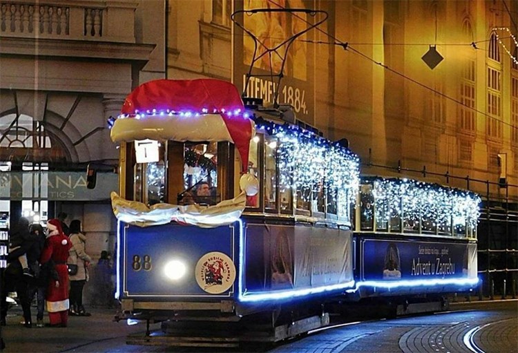 Nakon dvije godine na zagrebačke ulice ponovno stiže veseli božićni tramvaj