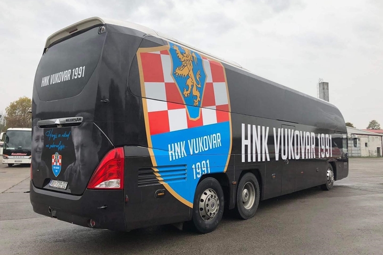 Srpski mediji žestoko kritiziraju novi autobus vukovarskog drugoligaša: „Imate li srama, Hrvati?”