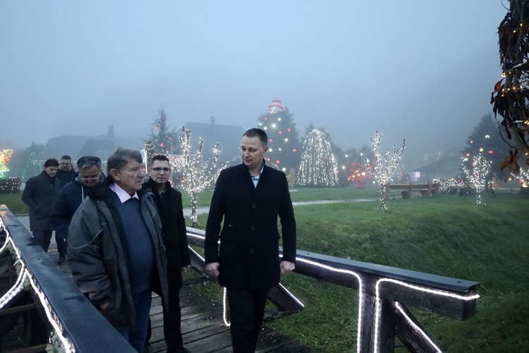 Župan Marušić na otvorenju najpoznatije turističke manifestacije BBŽ – Zasjala Božićna čarolija Salajevih