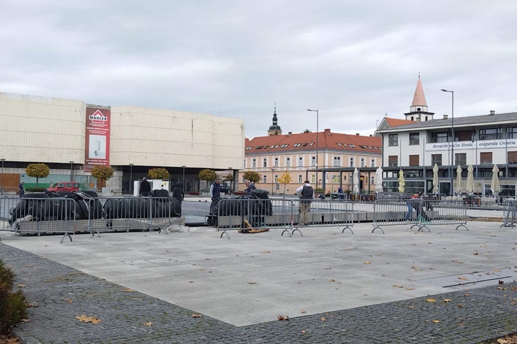 Pogledajte kako napreduju radovi na postavljanju klizališta na Kapucinskom trgu u Varaždinu