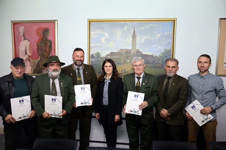 ULAGANJE U ZAŠTITU DIVLJAČI Gradonačelnica Cividini potpisala ugovore s lovačkim društvima s čakovečkog područja