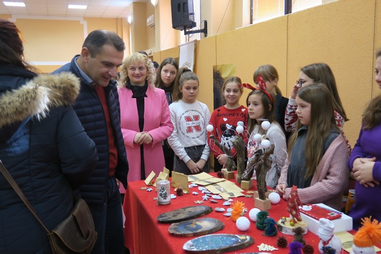 Vrijedni međimurski humanitarci opet na djelu: na Božićnom sajmu u Belici pridružio im se župan Posavec