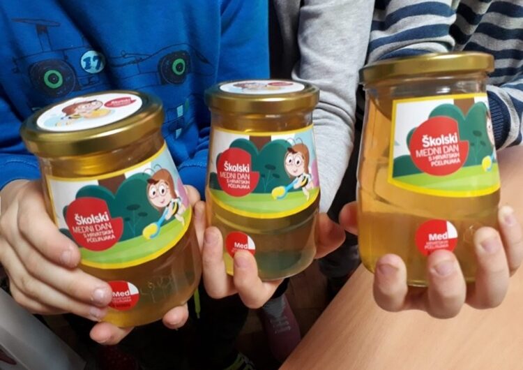 Školski medni dan u Krapinsko – zagorskoj županiji – Svoju prvu staklenku meda dobit će skoro 900 zagorskih prvašića