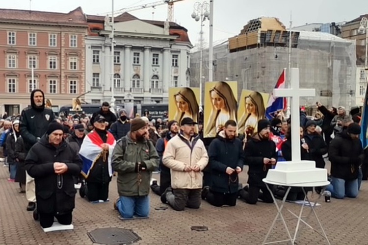 I danas se molila „muška krunica” na glavnom zagrebačkom trgu – okupilo se 300-tinjak molitelja, ali i prosvjednici, organizatoru blokiran mobitel