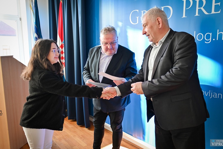 Gradonačelnik Kolarek podijelio nagrade uspješnim učenicima i studentima – Grad izdvojio više od 35 tisuća kuna