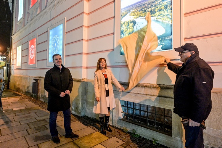 Adventski kalendar i ove godine krasi Županijsku palaču, prvu fotografiju otkrio poznati novinar i putopisac Martin Lukavečki