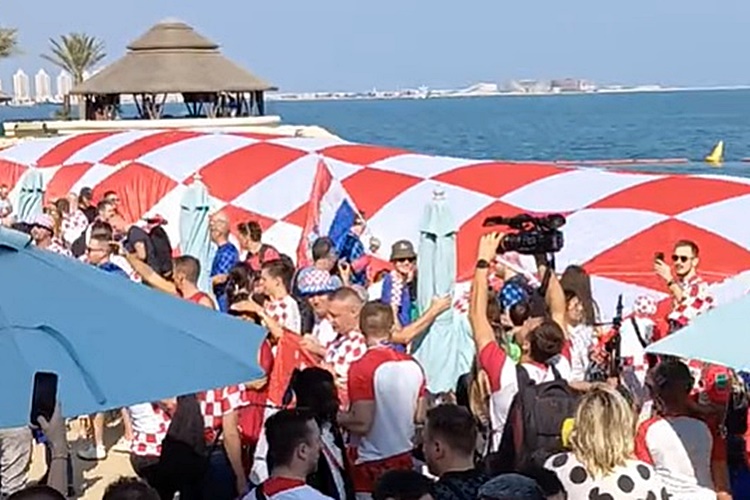 LUDILO U KATARU Uz pobjednički ritual, hrvatski navijači opet napravili šou!