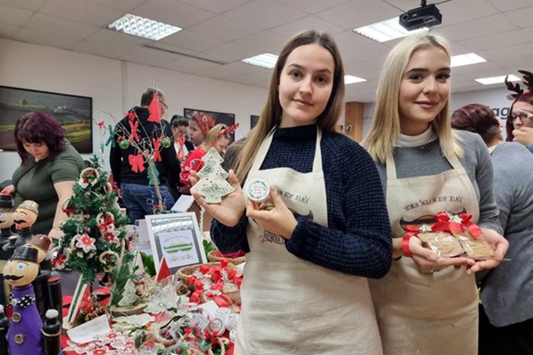 Nakon dvije godine korona pauze, u Zagrebačkoj županiji učeničke zadruge tradicionalno izložile svoje božićne radove
