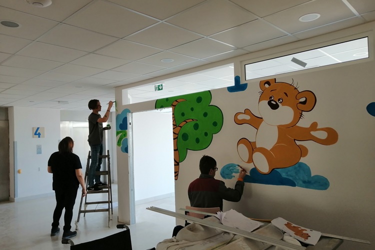 DIVNA SURADNJA MALIH I VELIKIH Čakovečki učenici za mališane na obnovljenoj pedijatriji oslikali zidove za ugodniji i bezbolniji boravak u bolnici