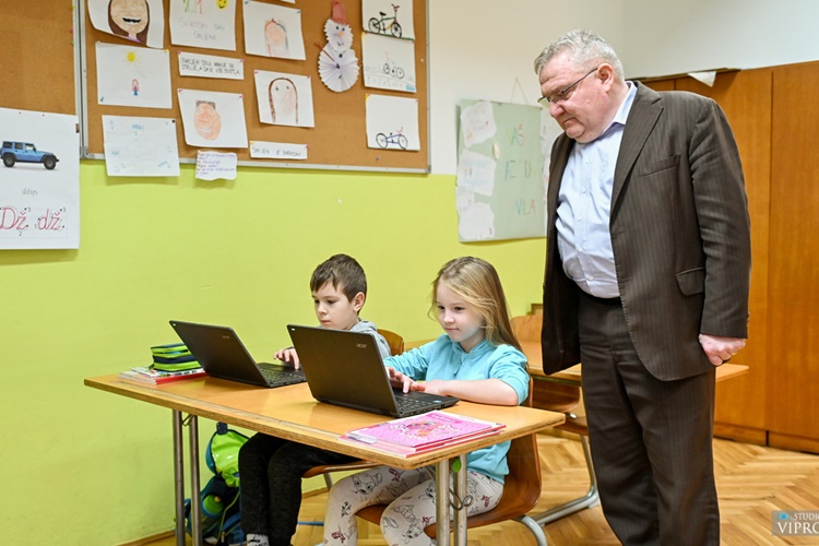 Lijep poklon stigao u OŠ Prelog – gradonačelnik Kolarek donirao školi dvadeset prijenosnih računala