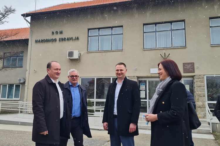 Župan Marušić obišao zgradu Dom zdravlja u Garešnici na kojoj je obnovljeno krovište
