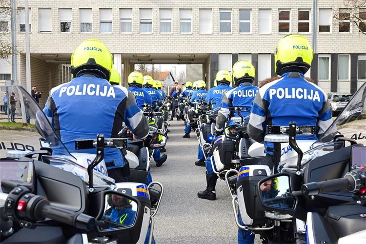 Policija se pohvalila novim voznim parkom od milijun eura – nabavljeno 35 novih BMW motora