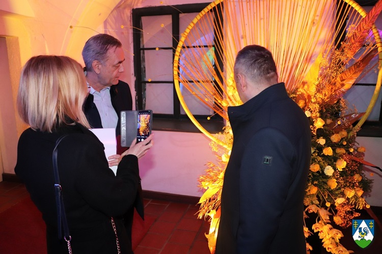FOTO Predivni cvjetni aranžmani zavladali Koprivnicom – brojni posjetitelji obišli humanitarnu izložbu “Novi počeci” – razgledajte je i vi!