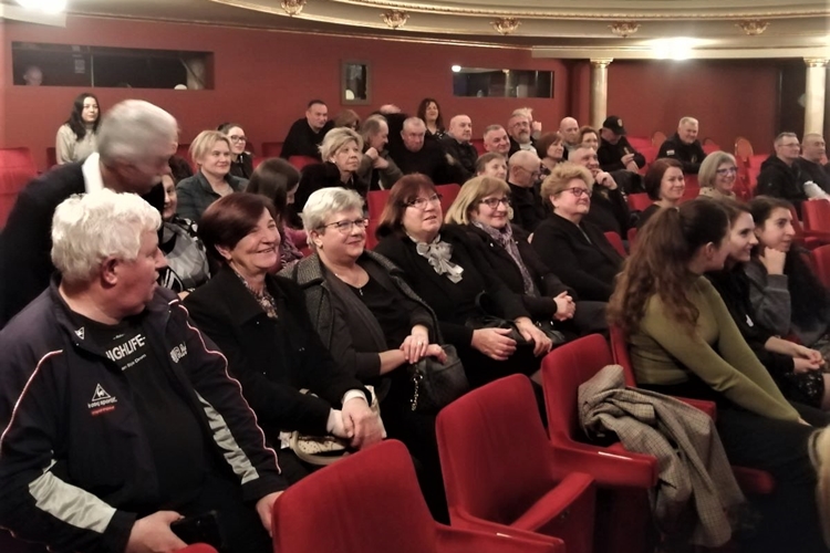 Pedesetak branitelja na generalnoj probi u varaždinskom kazalištu: Majka Hrabrost je moćna predstava, oduševljeni smo!