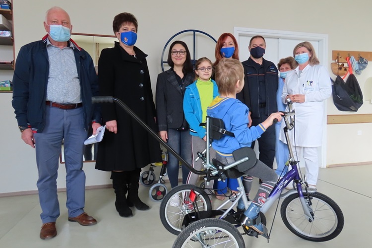Varaždinske Toplice: Uručen terapijski tricikl dječaku s teškoćama u razvoju iz Ukrajine