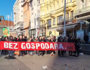 Muškarci koji kleče za čednost u odijevanju i prestanak pobačaja ponovno zauzeli glavni zagrebački trg – dočekali ih prosvjednici s transparentima