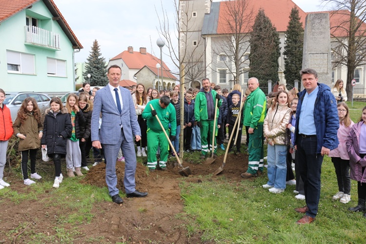 Na Međunarodni dan šuma djelatnici Parkova posadili su novi drvored lipa u Biškupcu! Oko sadnje je pomogao i gradonačelnik Varaždina Neven Bosilj