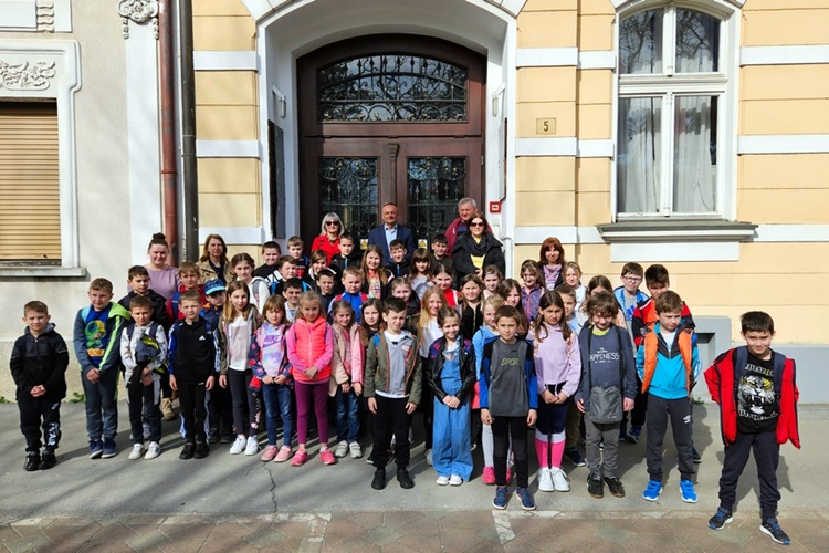 Školarci iz Sokolovca posjetili župana Korena, doznali kako funkcionira Županija i što sve njen čelni čovjek radi