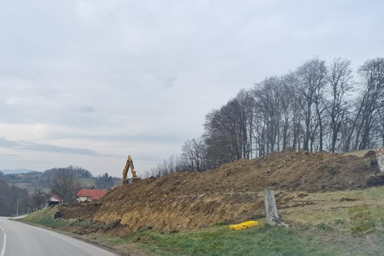 U općini Dubravica u tijeku vrijedni infrastrukturni projekti – uz izgradnju nogostupa, na Kumrovečkoj cesti započela sanacija nestabilnog pokosa