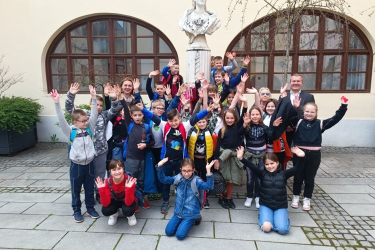 Učenici OŠ Trnovec u posjeti  županu Stričaku, on im pokazao kako izgleda jedan njegov radni dan