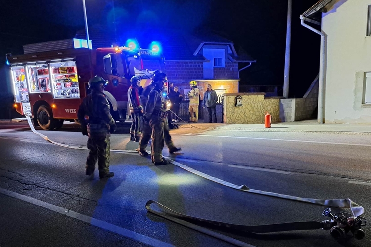 Tragedija izbjegnuta za dlaku: automobilom se zabio u plinski ormarić u Ludbregu i ostao prikliješten, a plin je curio…