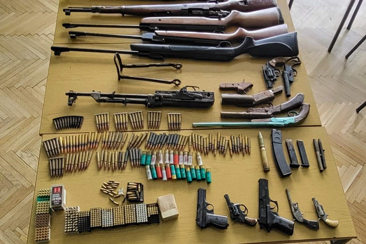 Muškarac nedozvoljeno posjedovao cijeli arsenal oružja, mine i streljivo – policija mu sve oduzela