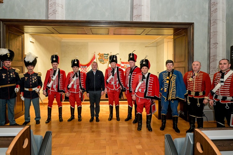 Dodijeljeni činovi zaslužnim članovima Husarske garde, župan Stričak naglasio važnost očuvanja i promocije naše baštine i povijesti