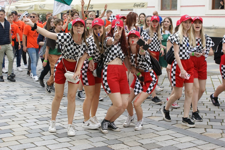FOTO: Maturanti zavladali Varaždinom, službeno započela Maturantika