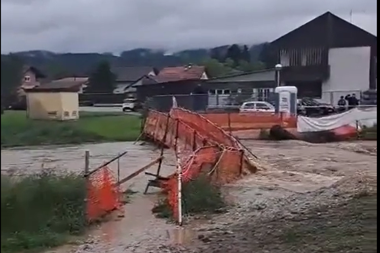 APOKALIPTIČNE SCENE: U Zagorju poplavljene ceste i podrumi, bujica odnijela čak i most – pogledajte video