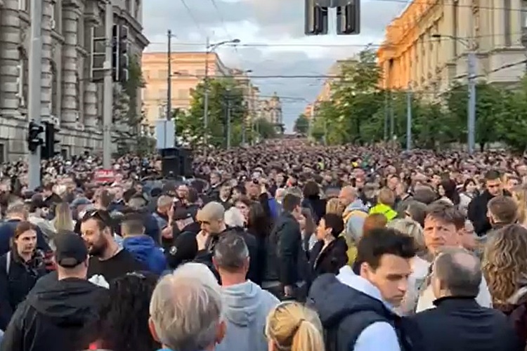 Veliki prosvjed u Srbiji: deseci tisuća ljudi pred parlamentom prosvjeduju protiv nasilja i traže smjene