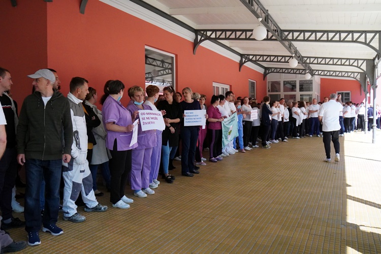 DOSTA JE! I u Varaždinskim Toplicama prosvjed medicinskih sestara: Bez nas zdravstveni sustav ne može funkcionirati